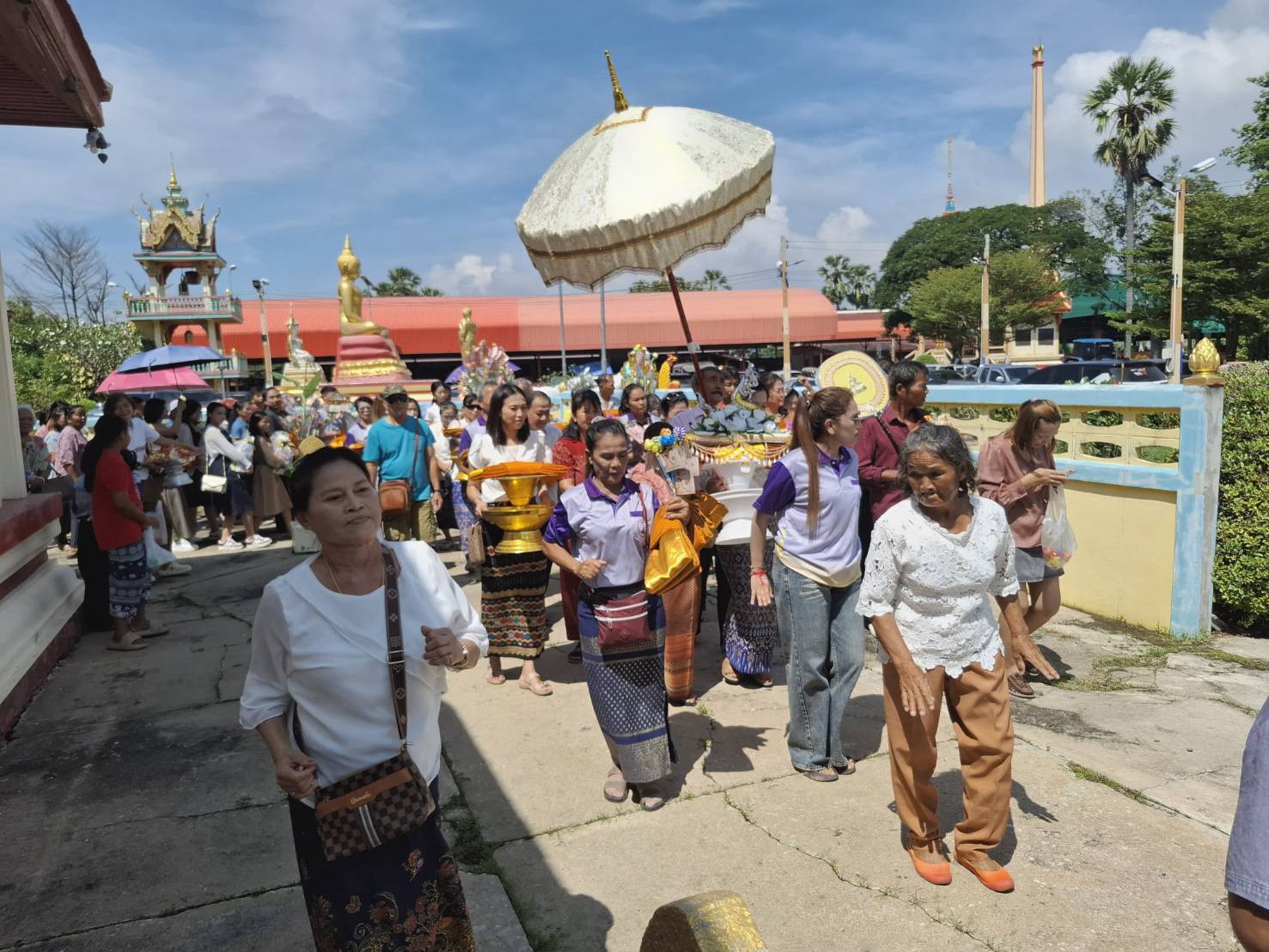 ภาพร่วมพิธีกรรมวัดลาดบัวขาว