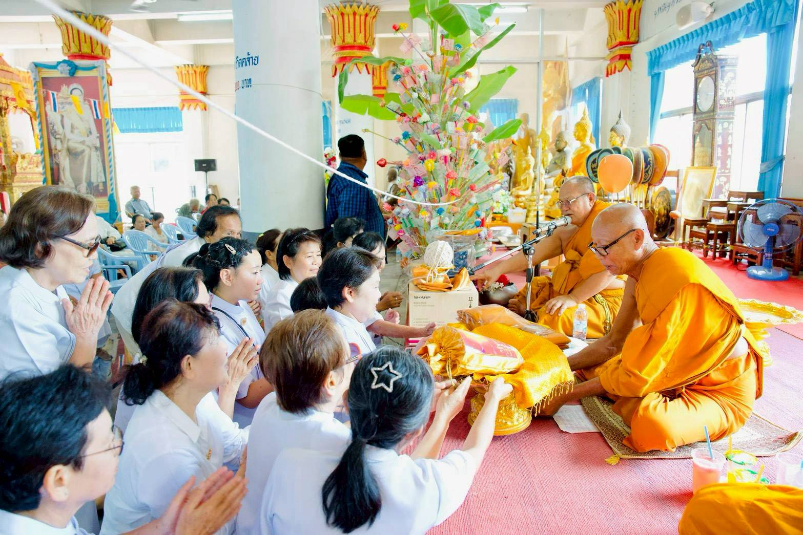 ภาพการถวายปัจจัยวัดพรหมรัตนาราม