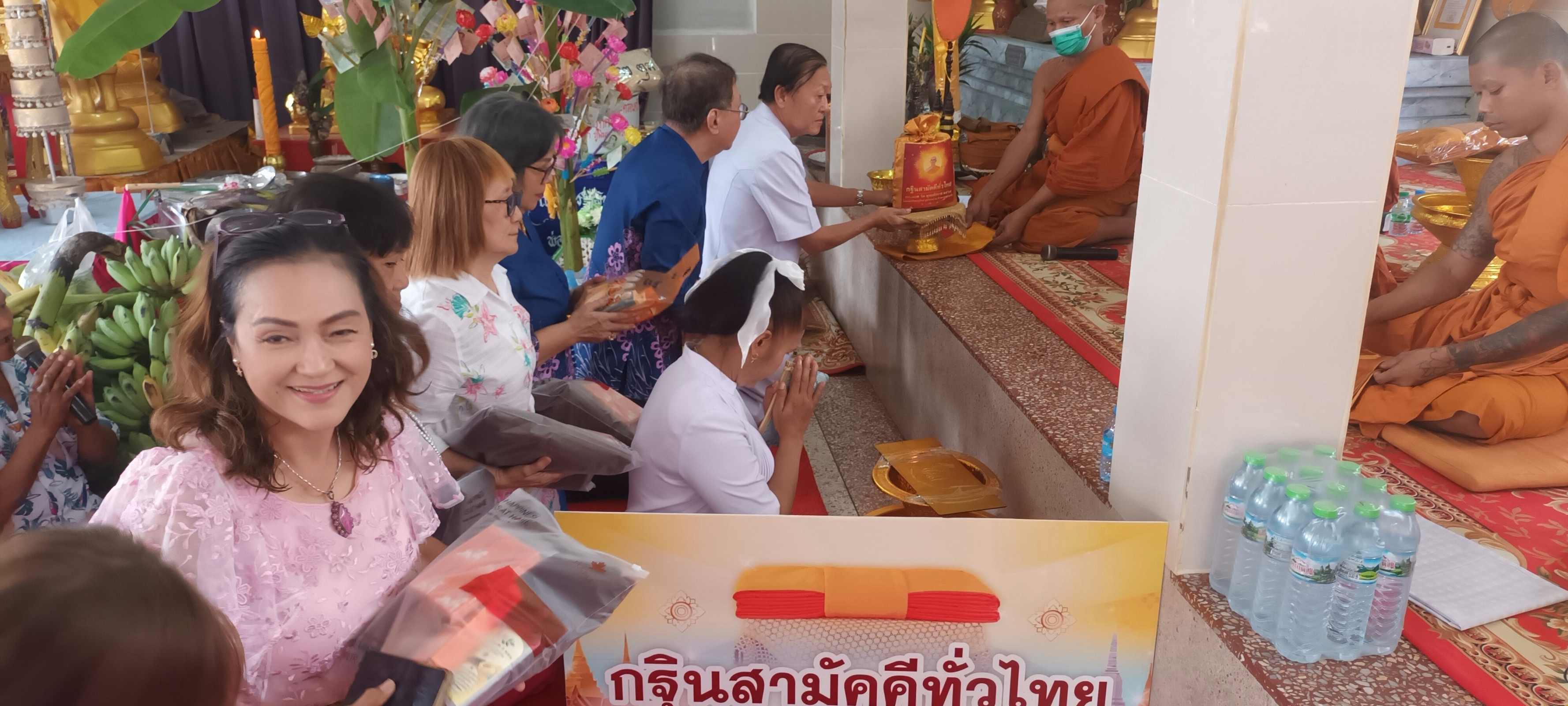 ภาพหมู่ถือพานถวายปัจจัยวัดโค้งดารา