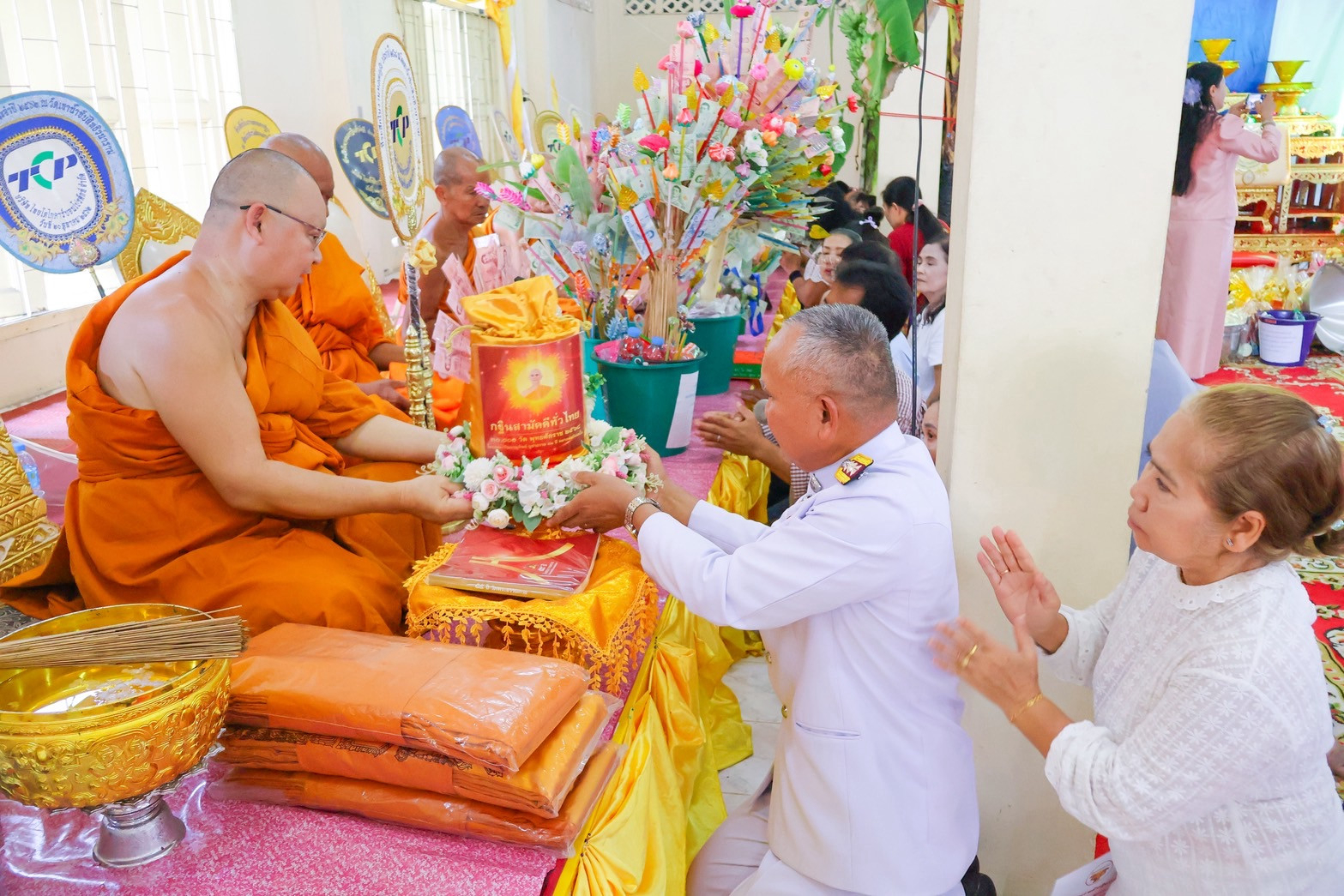 ภาพการถวายปัจจัยวัดเขาน้ำซับสิทธิวนาราม