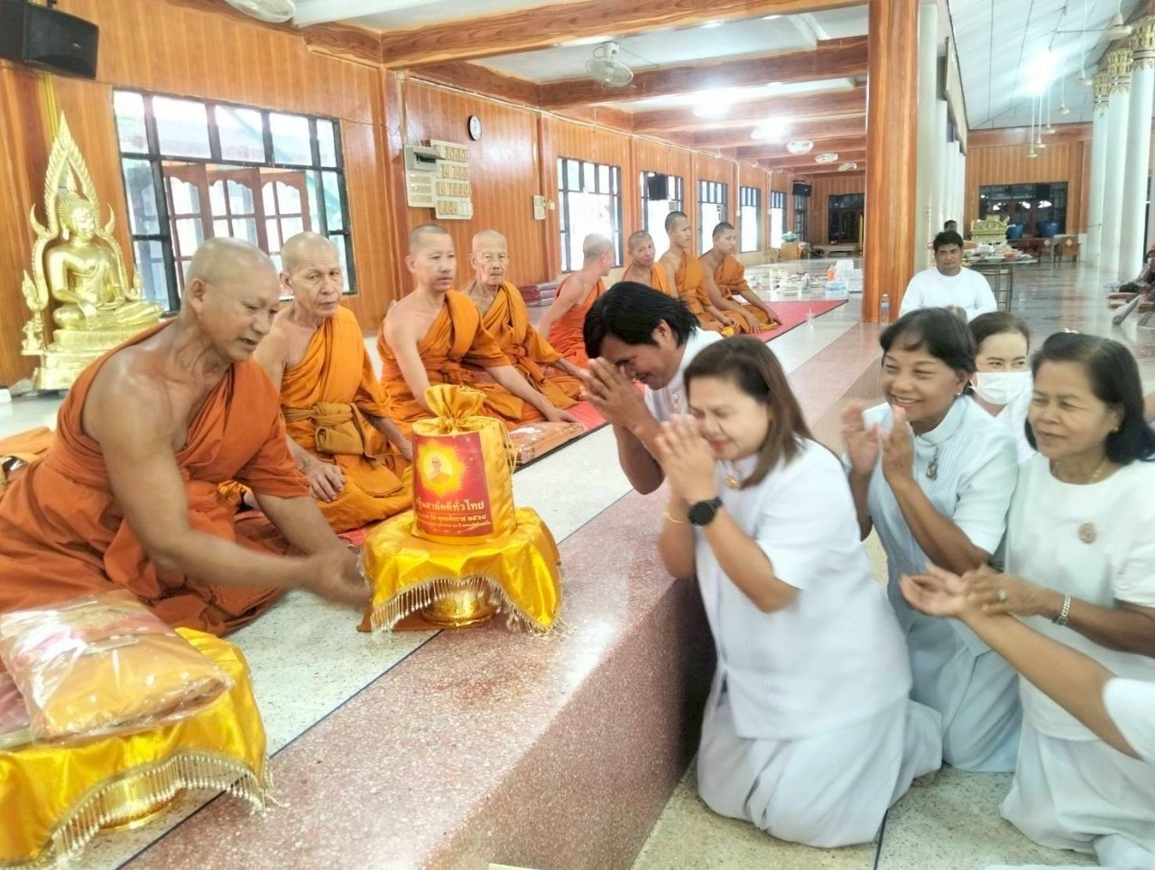 ภาพการถวายปัจจัยวัดท่าบุญมี