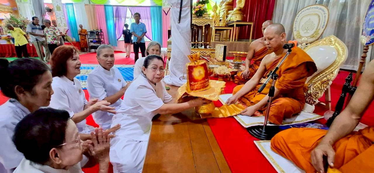 ภาพการถวายปัจจัยวัดบ้านช้าง