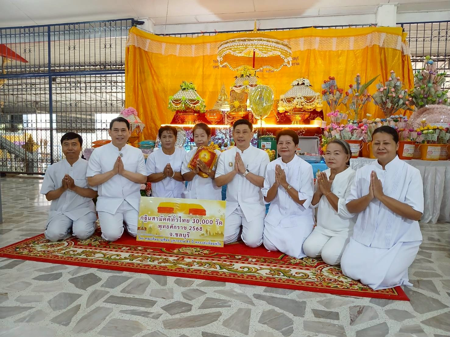 ภาพหมู่ถือพานถวายปัจจัยวัดโพธาราม