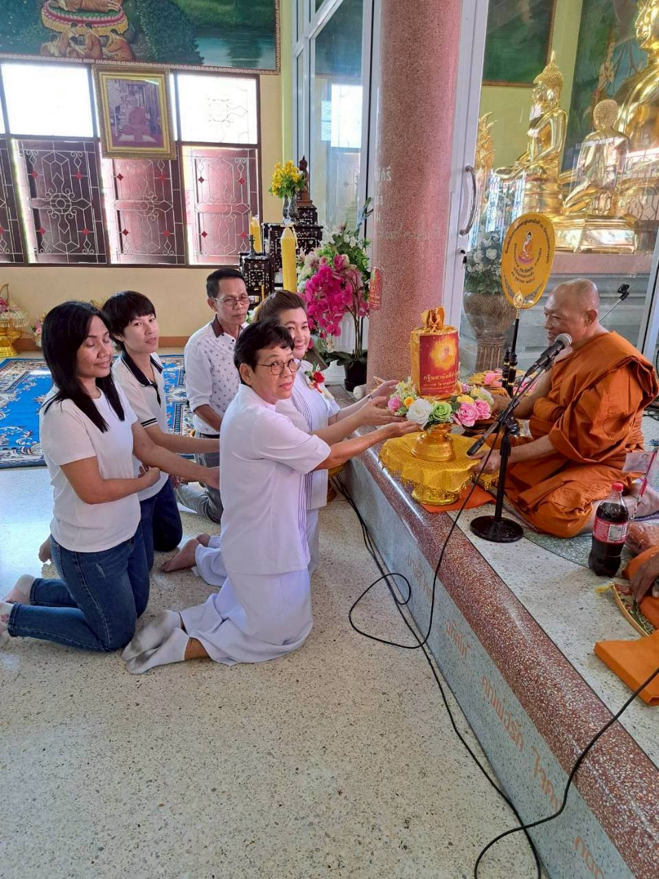 ภาพการถวายปัจจัยวัดหนองม่วงเก่า