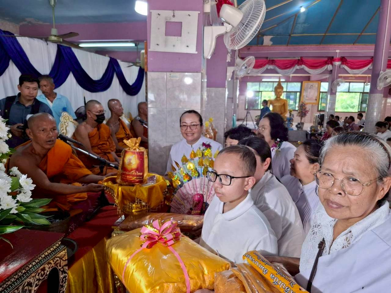 ภาพการถวายปัจจัยวัดหนองไผ่แก้ว