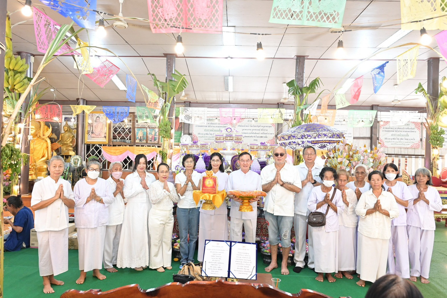ภาพหมู่ถือพานถวายปัจจัยวัดอัมพวนาราม