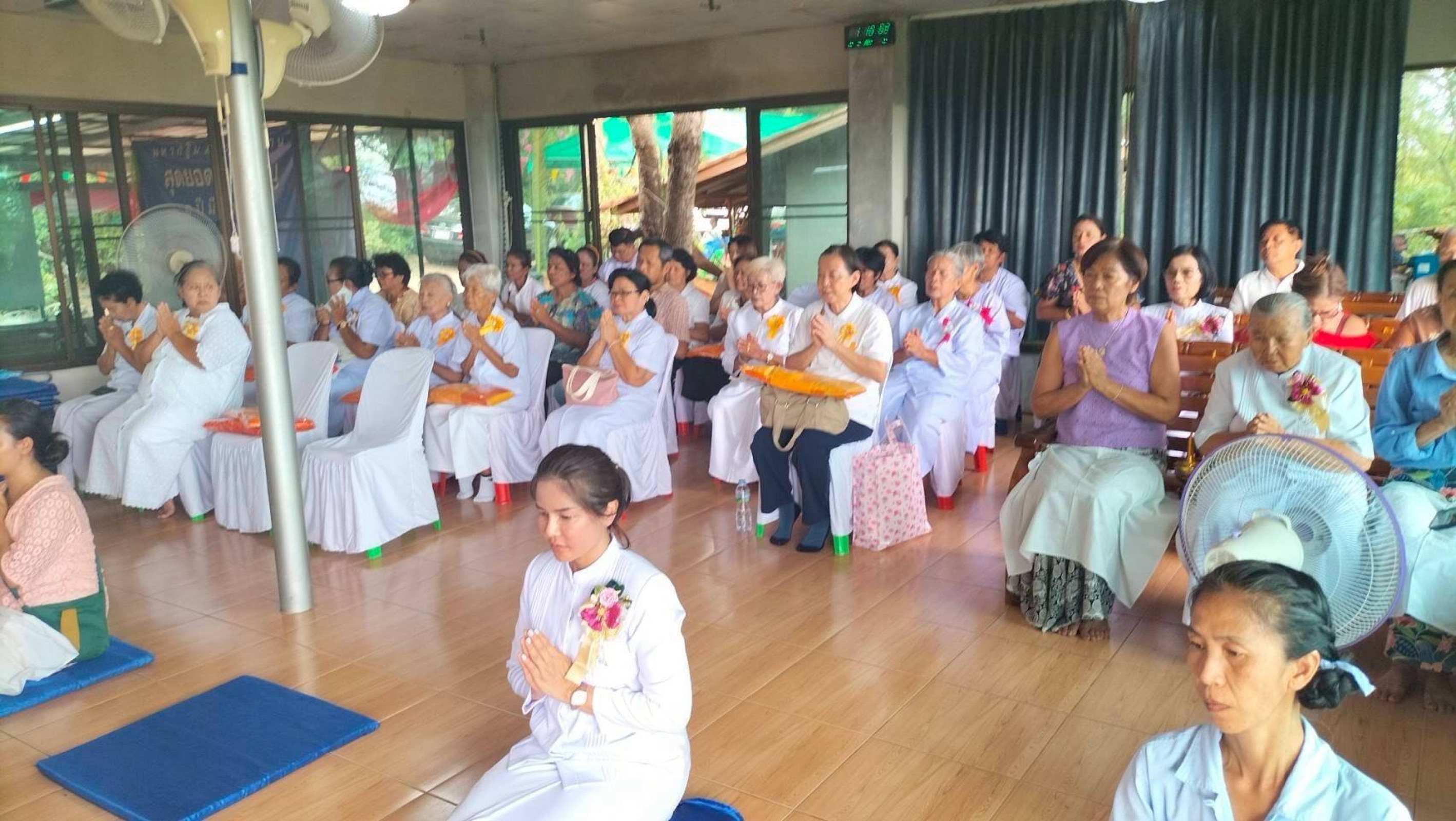 ภาพร่วมพิธีกรรมที่พักสงฆ์เขาดิน