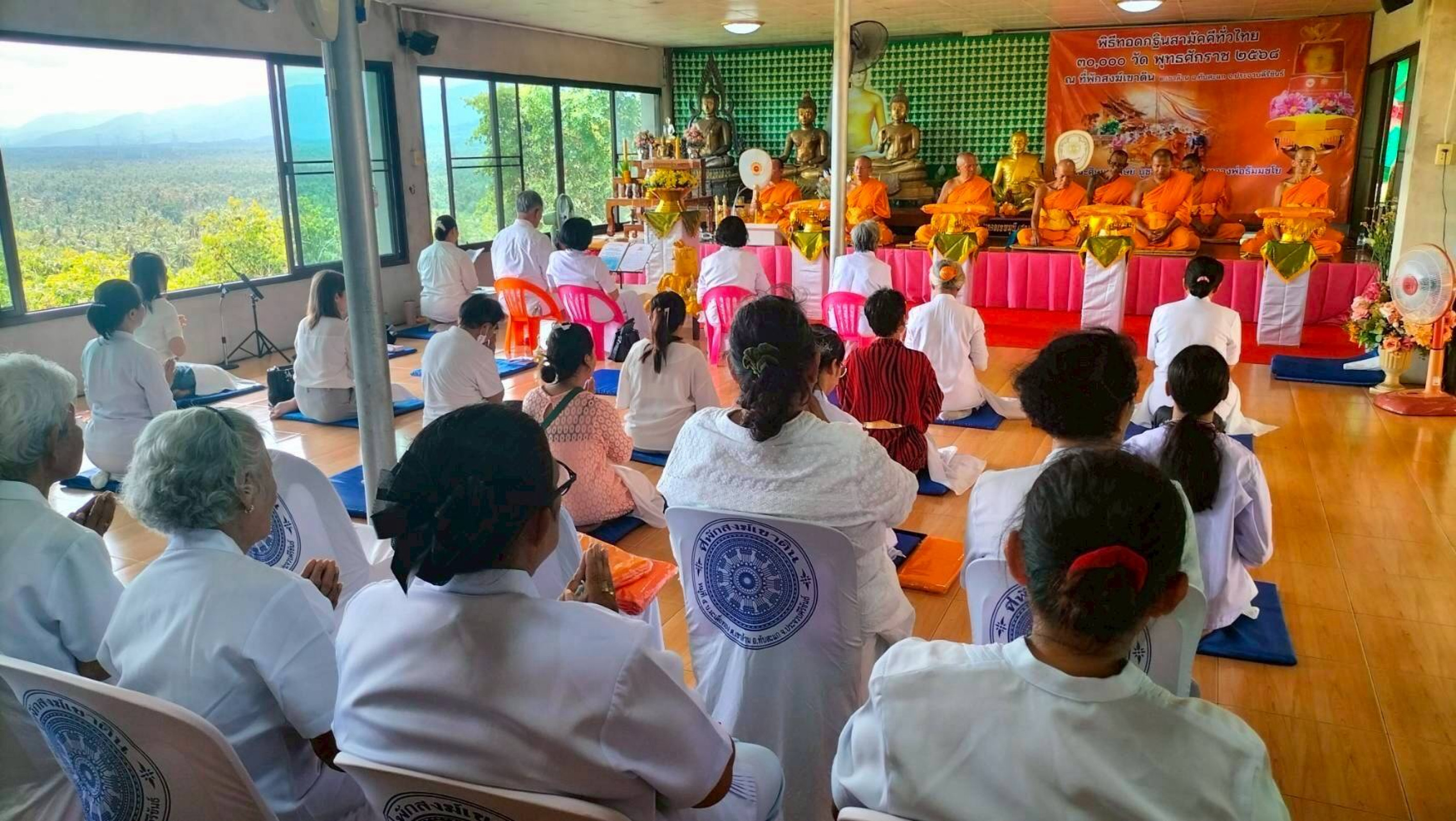 ภาพร่วมพิธีกรรมที่พักสงฆ์เขาดิน