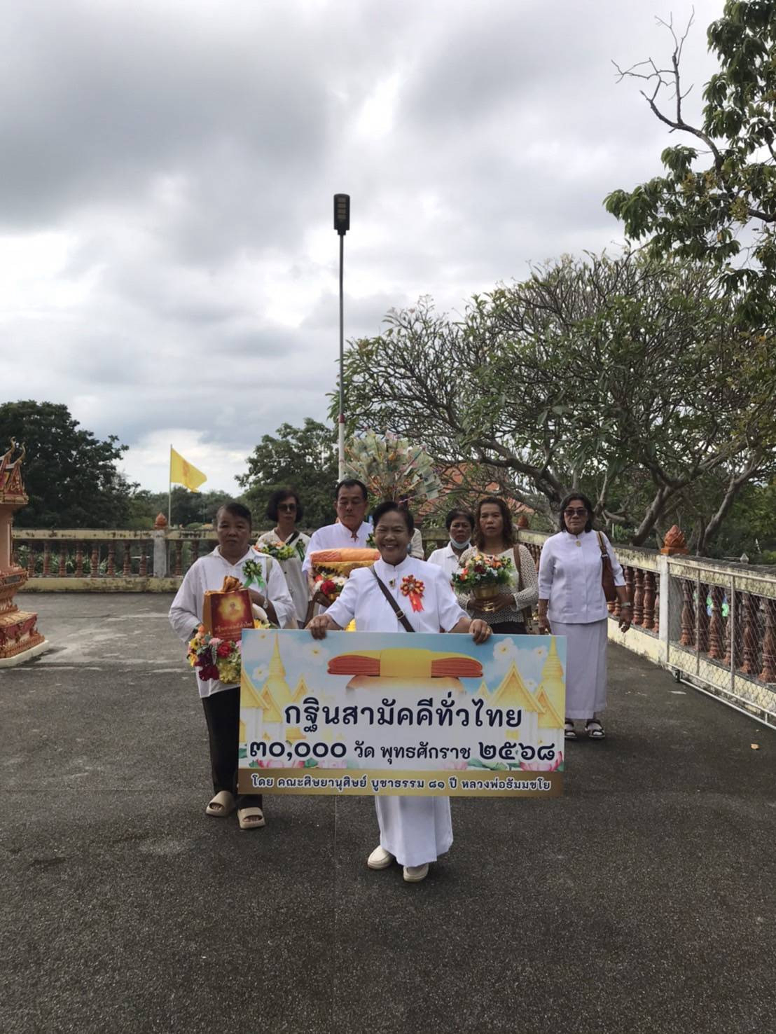 ภาพร่วมขบวนกฐินวัดนิคมราษฎร์รังสรรค์