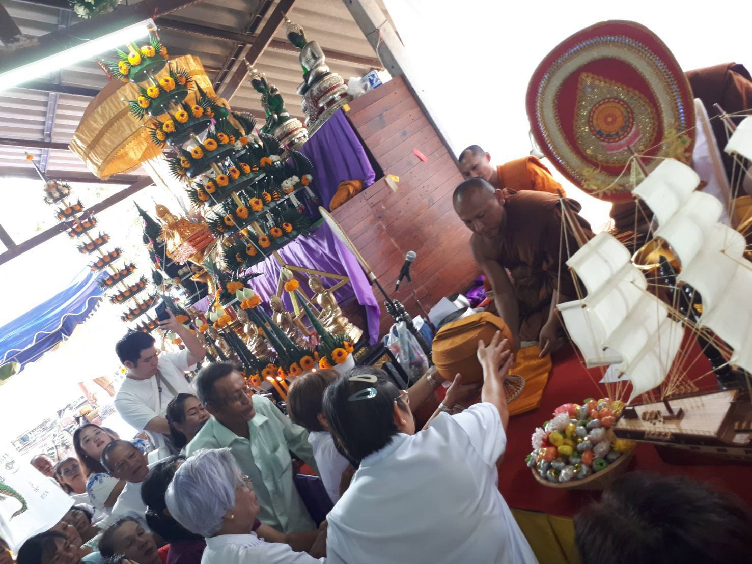 ภาพหมู่ถือพานถวายปัจจัยวัดหนองซอ