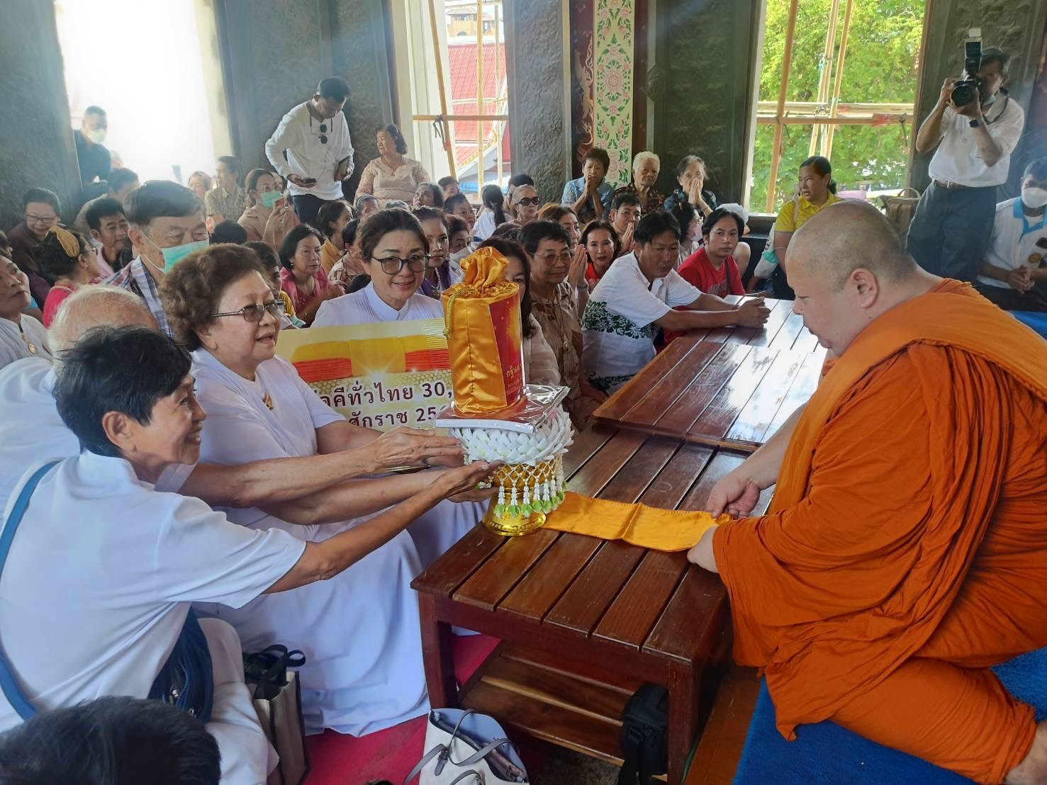 ภาพการถวายปัจจัยวัดอรัญญิกาวาส