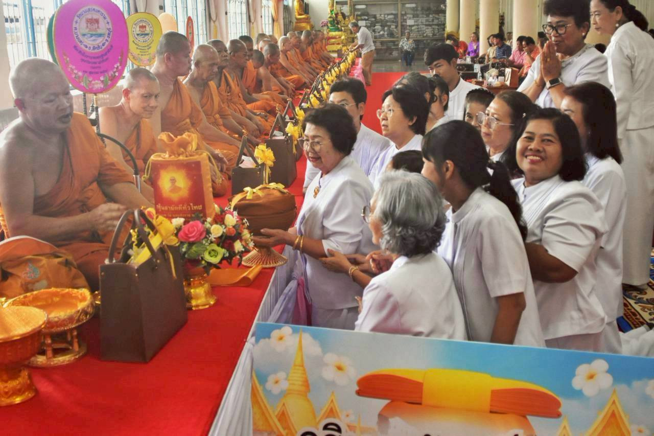 ภาพการถวายปัจจัยวัดบางเสร่คงคาราม