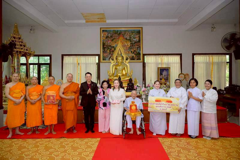 ภาพหมู่ถือพานถวายปัจจัยสวนธรรมนรารัตน์วันชัย ขันติภาวนาบารมี