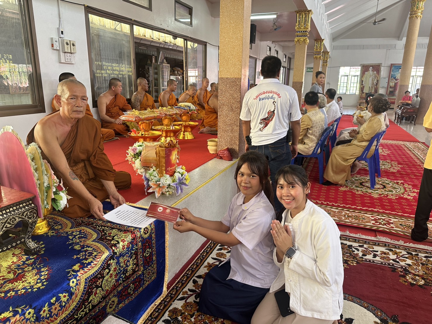 ภาพหมู่ถือพานถวายปัจจัยวัดหนองบอนแดง