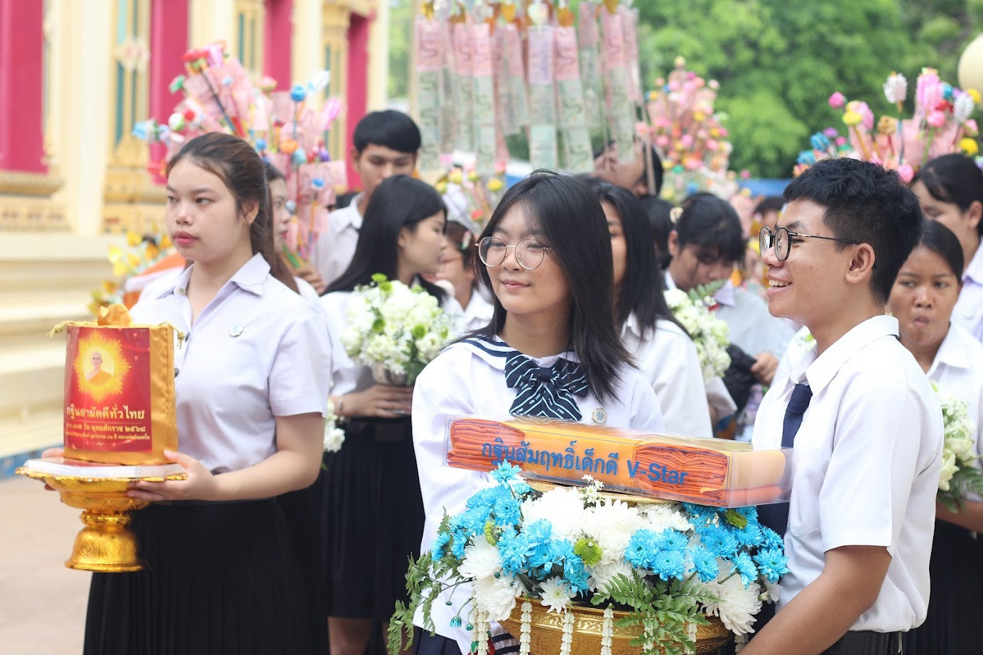 ภาพหมู่ถือพานถวายปัจจัยวัดแหลมฉบัง