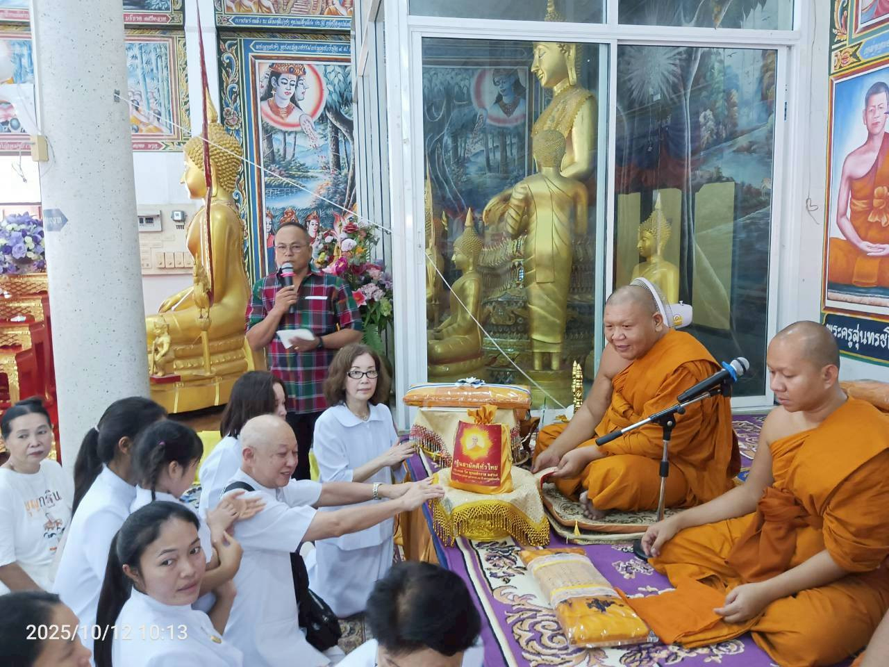 ภาพการถวายปัจจัยวัดบ้านงิ้ว