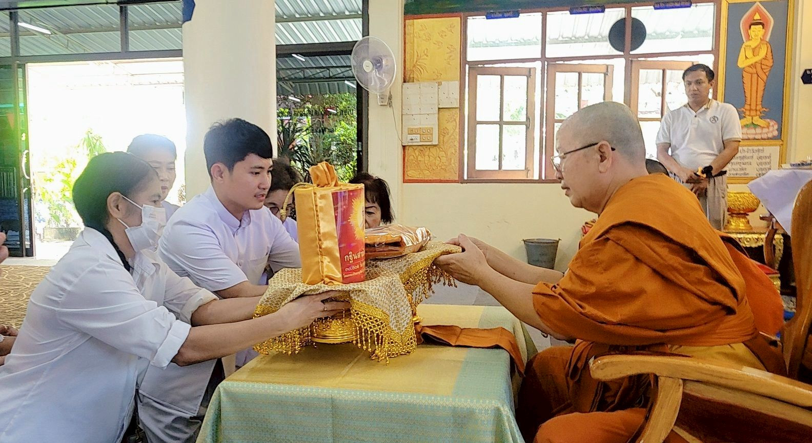ภาพการถวายปัจจัยวัดหนองแช่แว่น