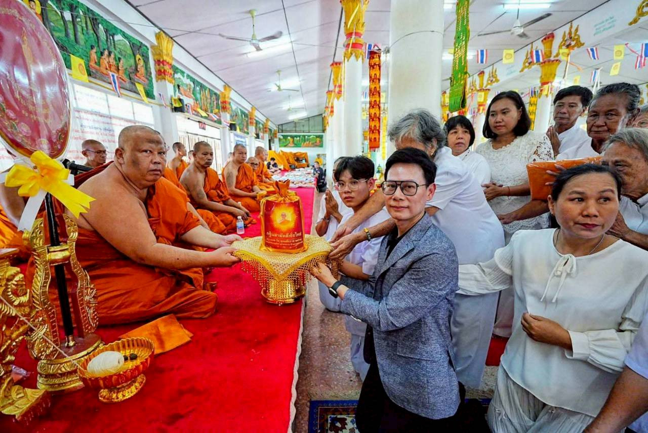 ภาพการถวายปัจจัยวัดอ้อมแก้ว