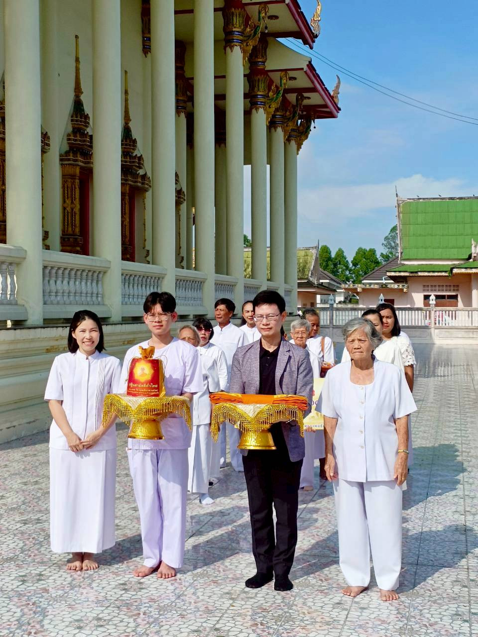 ภาพร่วมขบวนกฐินวัดอ้อมแก้ว