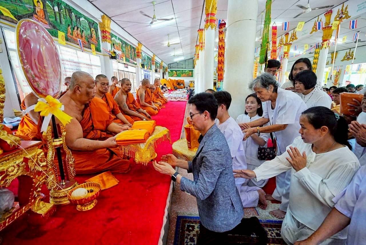 ภาพร่วมพิธีกรรมวัดอ้อมแก้ว