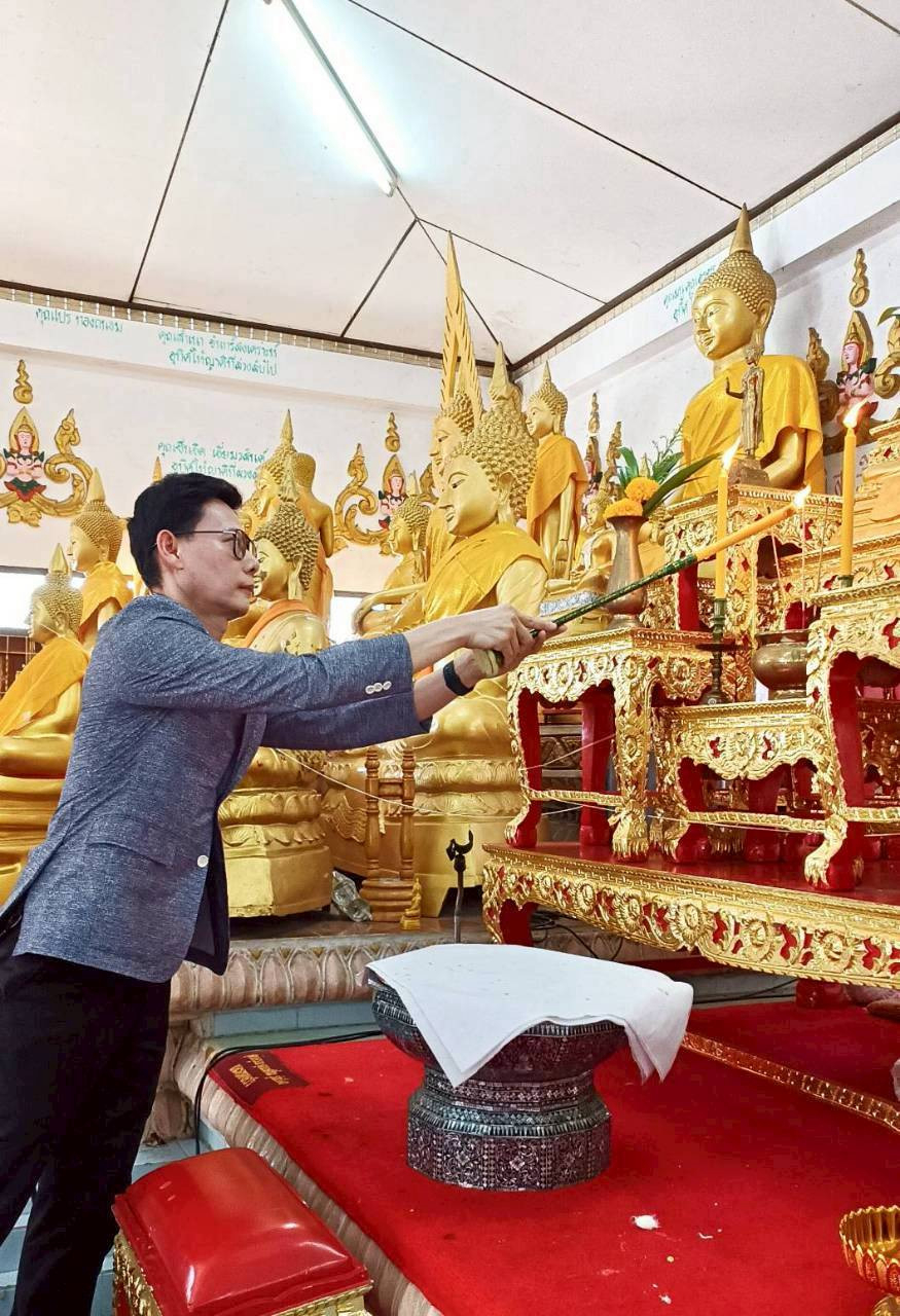 ภาพร่วมพิธีกรรมวัดอ้อมแก้ว