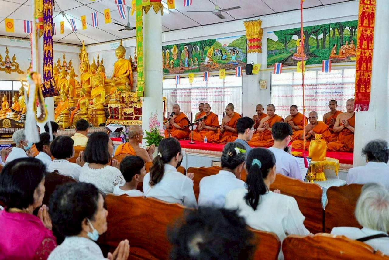 ภาพร่วมพิธีกรรมวัดอ้อมแก้ว