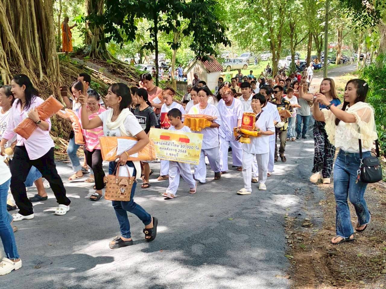 ภาพร่วมขบวนกฐินวัดเขาโชคชัยวังทอง