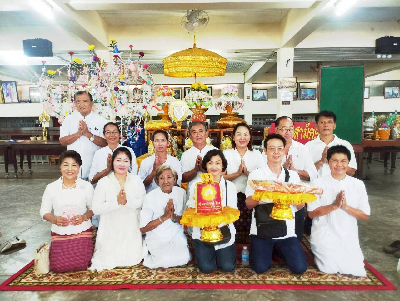 ภาพหมู่ถือพานถวายปัจจัยวัดคลองพลูราษฎร์ประสงค์