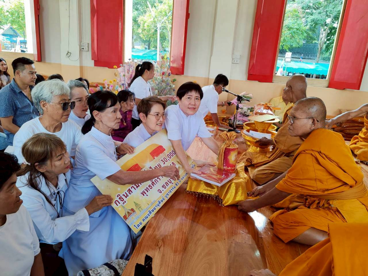 ภาพการถวายปัจจัยวัดโป่งปากดง