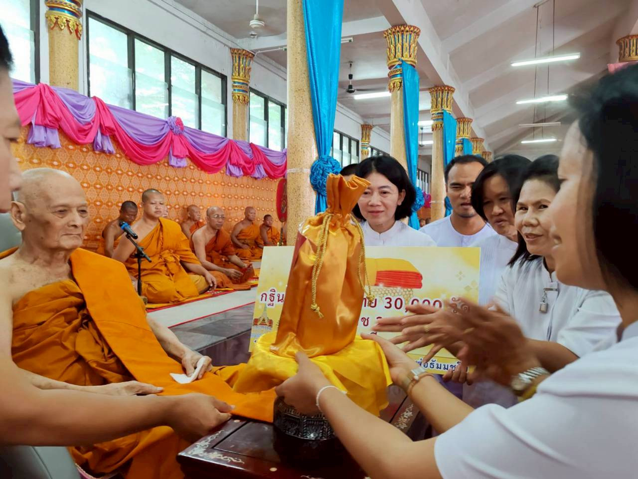 ภาพการถวายปัจจัยวัดทุ่งเหียง