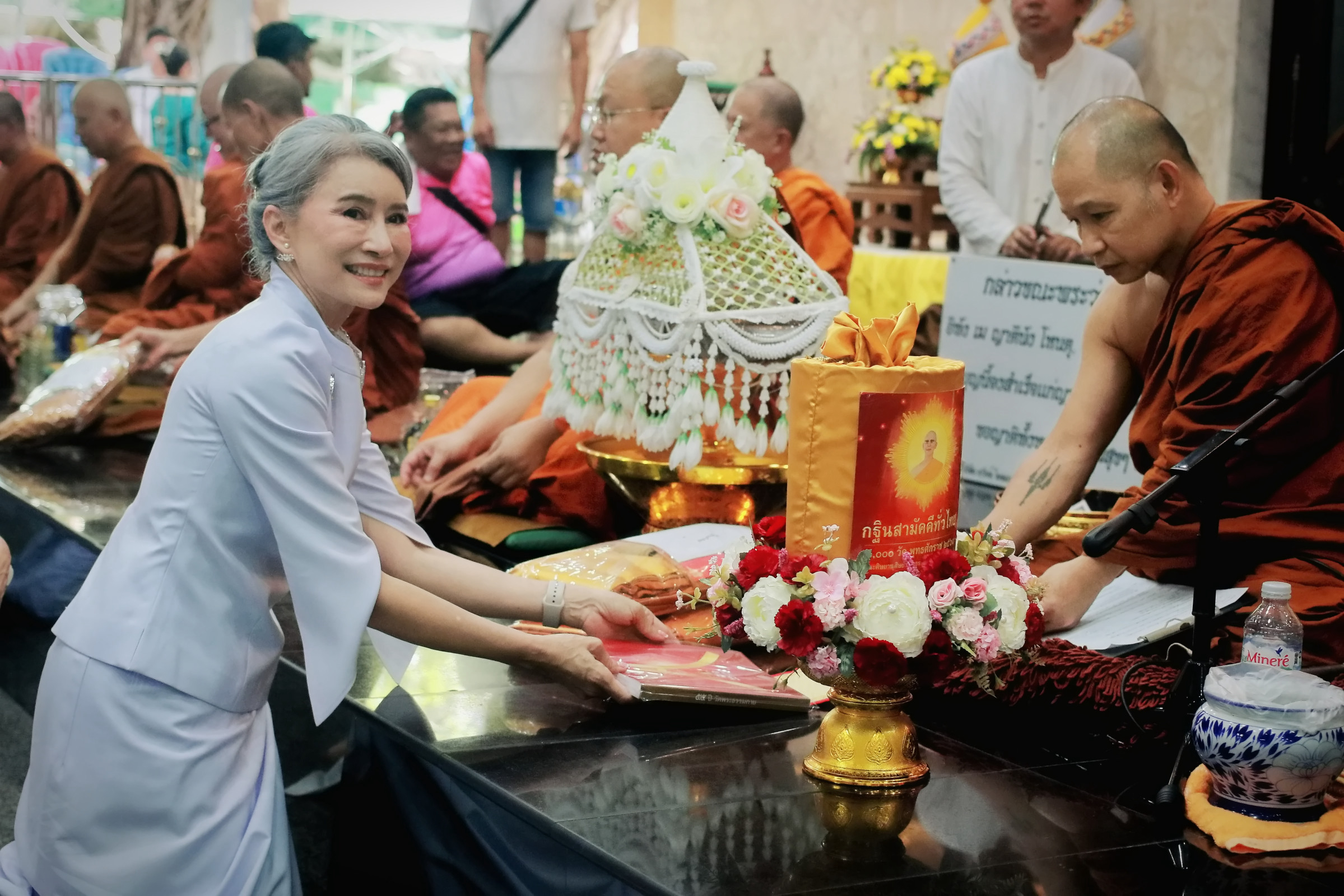 ภาพการถวายปัจจัยวัดเขาแตงอ่อน