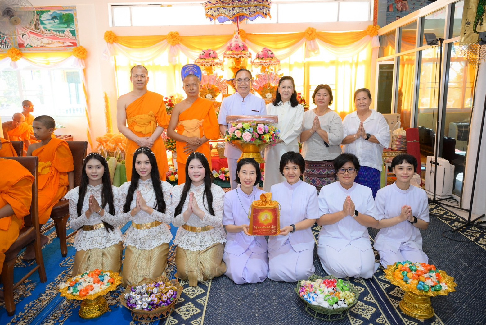 ภาพหมู่ถือพานถวายปัจจัยวัดมาบบอน