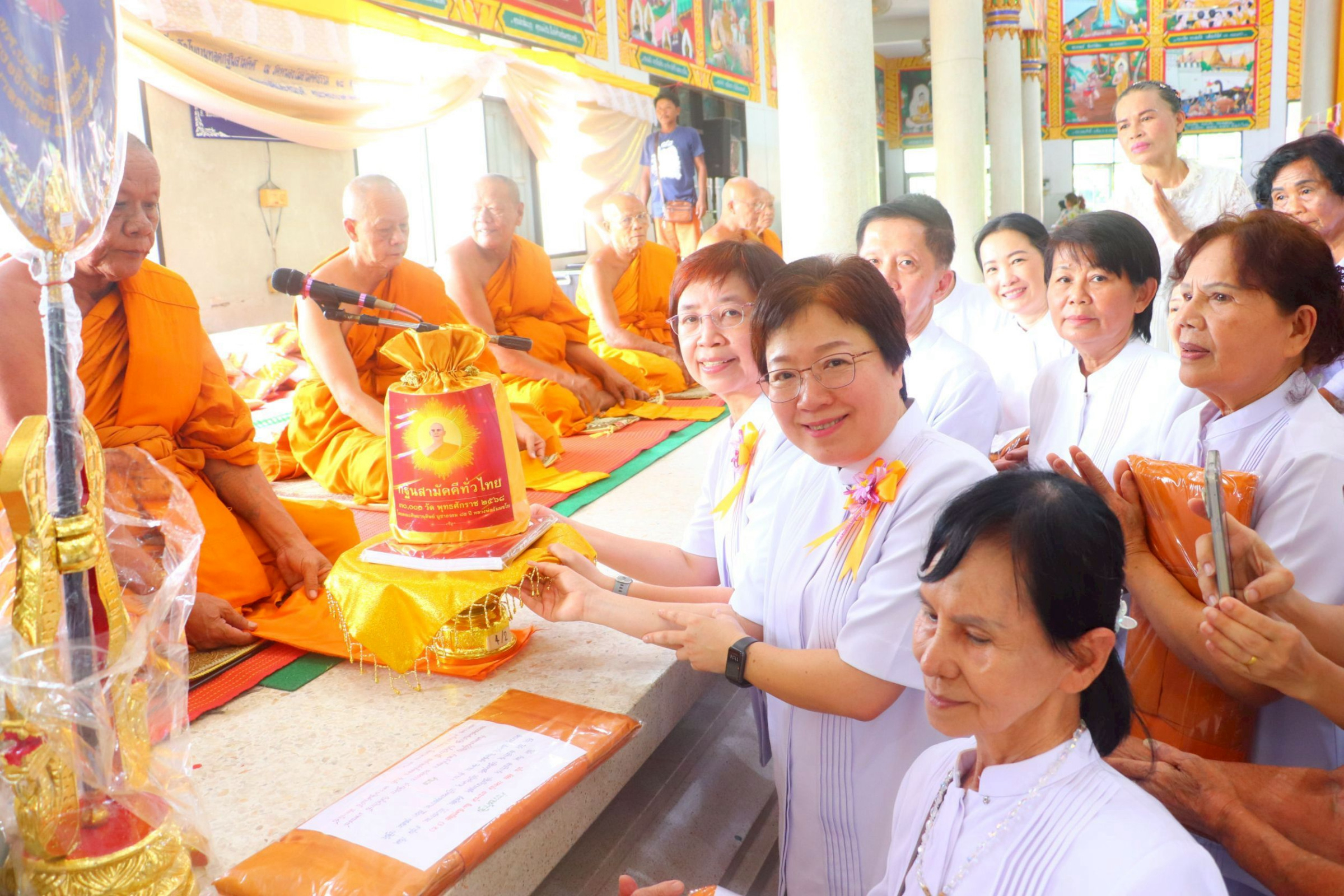 ภาพการถวายปัจจัยวัดหนองไผ่