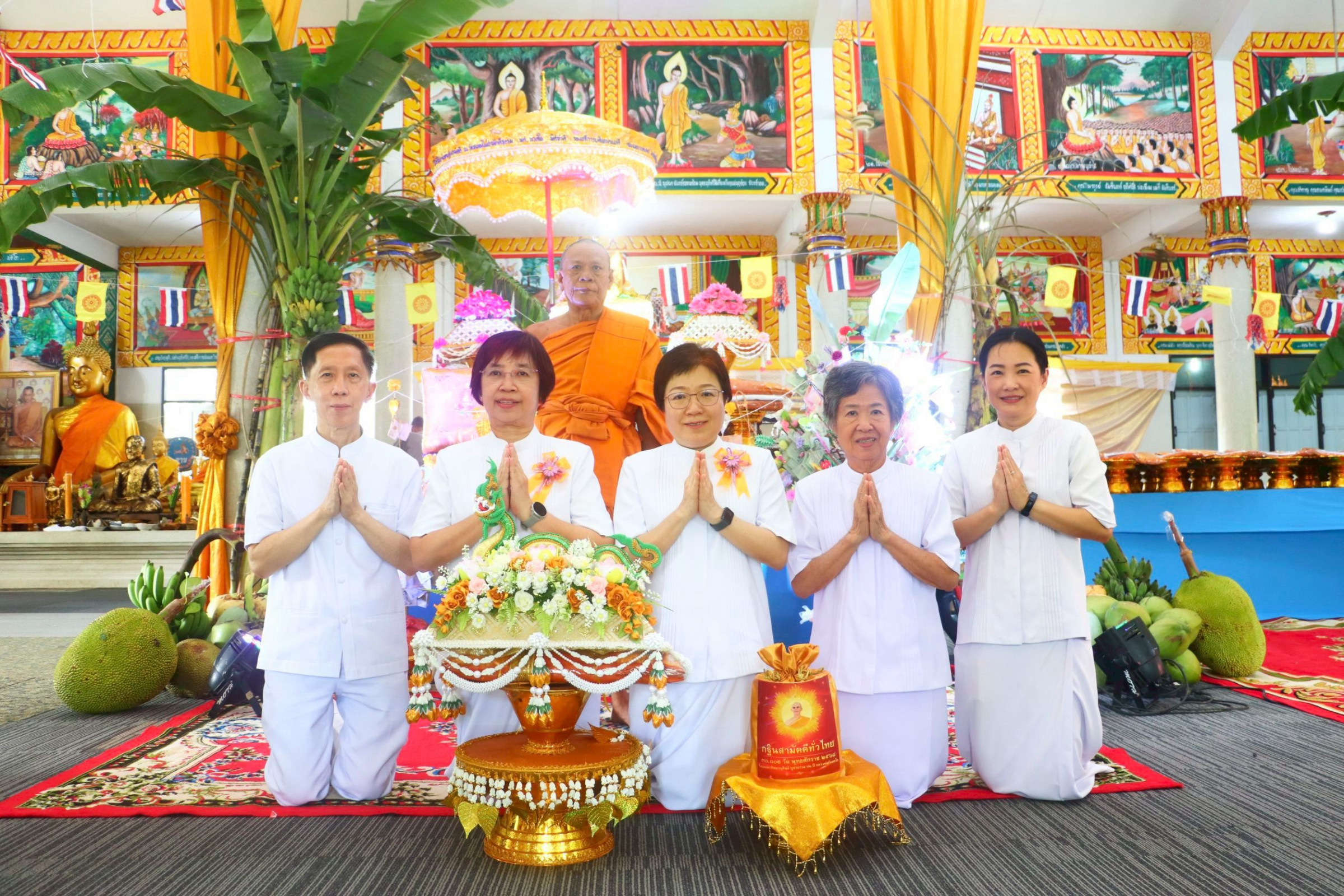 ภาพหมู่ถือพานถวายปัจจัยวัดหนองไผ่