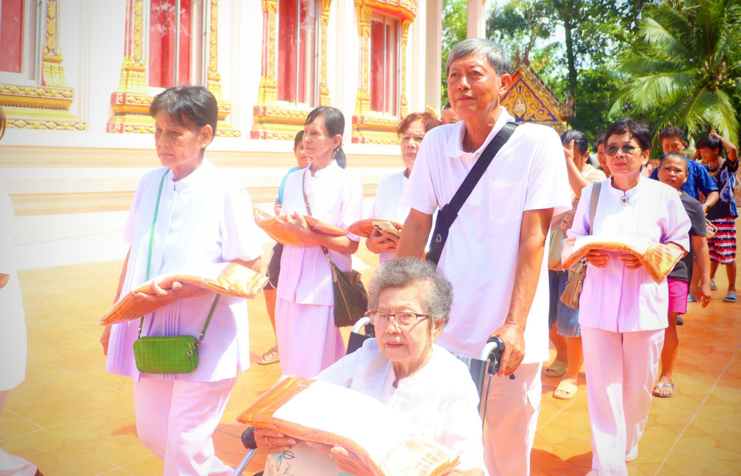 ภาพร่วมพิธีกรรมวัดหนองไผ่