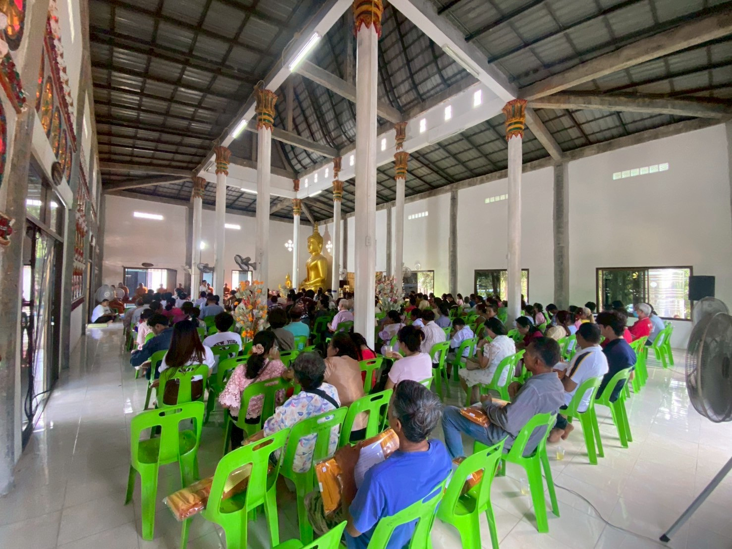 ภาพร่วมพิธีกรรมที่พักสงฆ์ป่าแสงธรรมนิเวศ