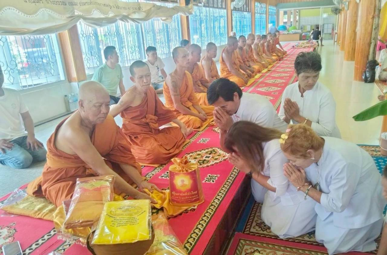 ภาพการถวายปัจจัยวัดสำเภาทอง