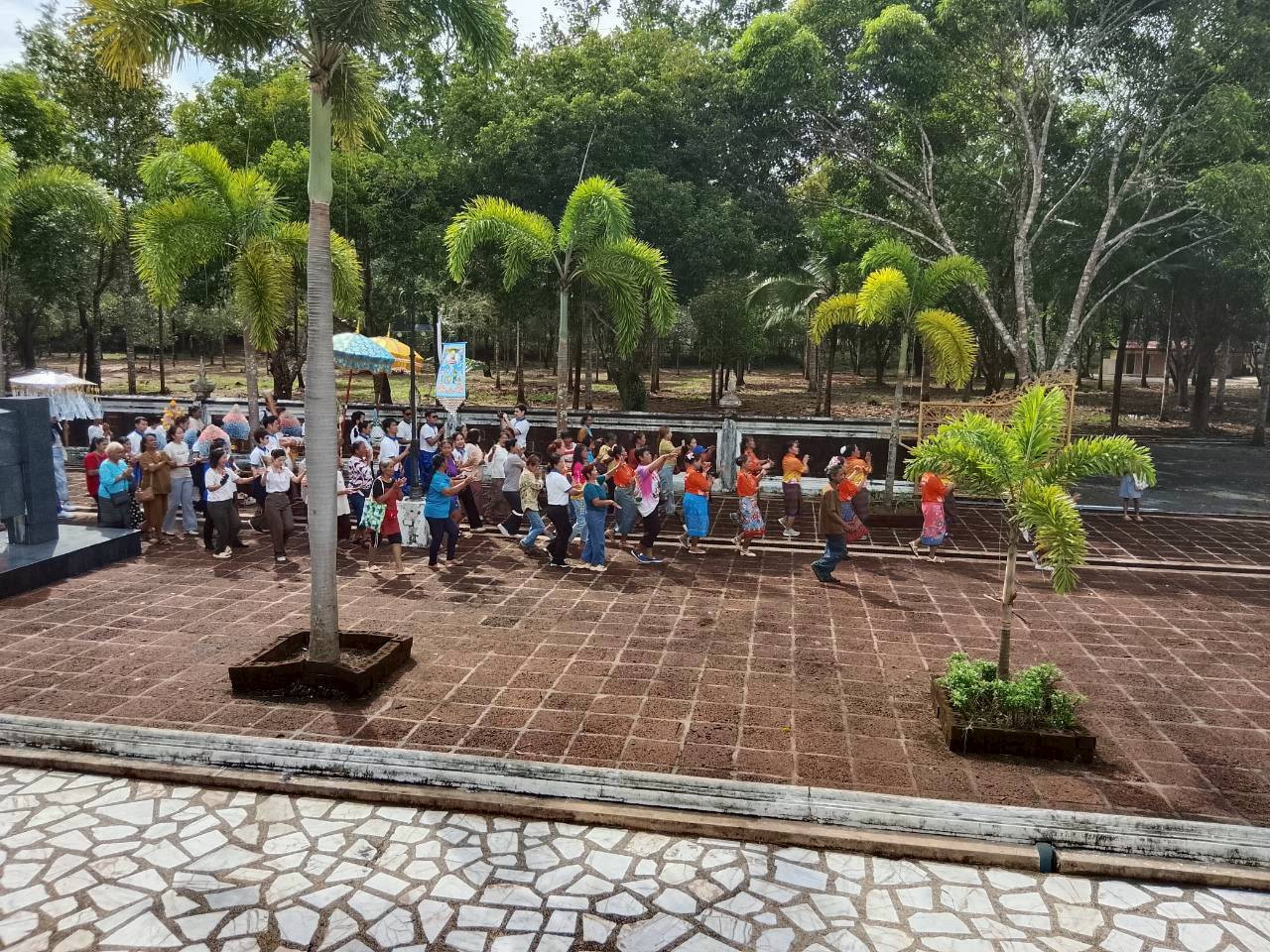 ภาพร่วมพิธีกรรมวัดสลัก