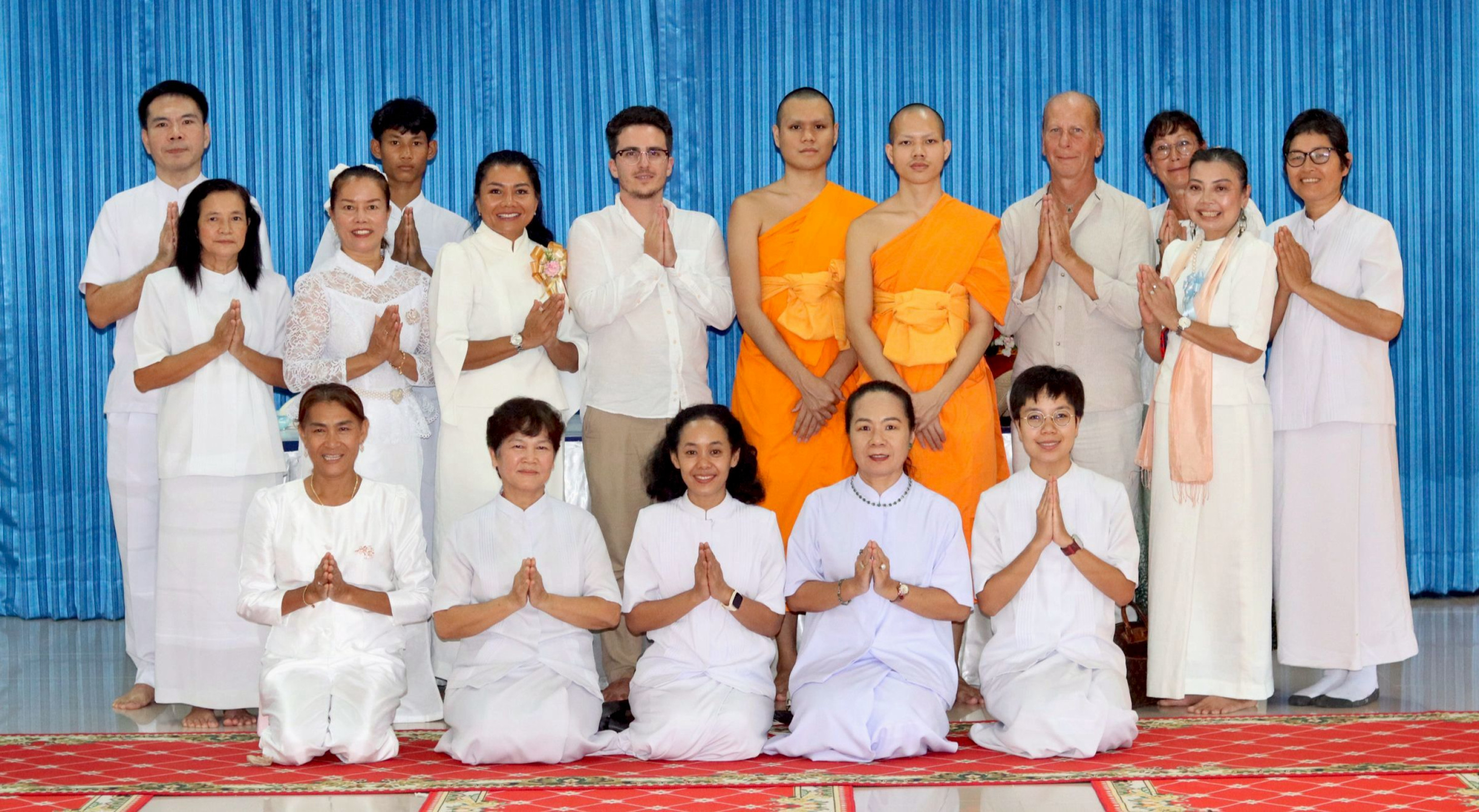 ภาพหมู่ถือพานถวายปัจจัยวัดคลองสน