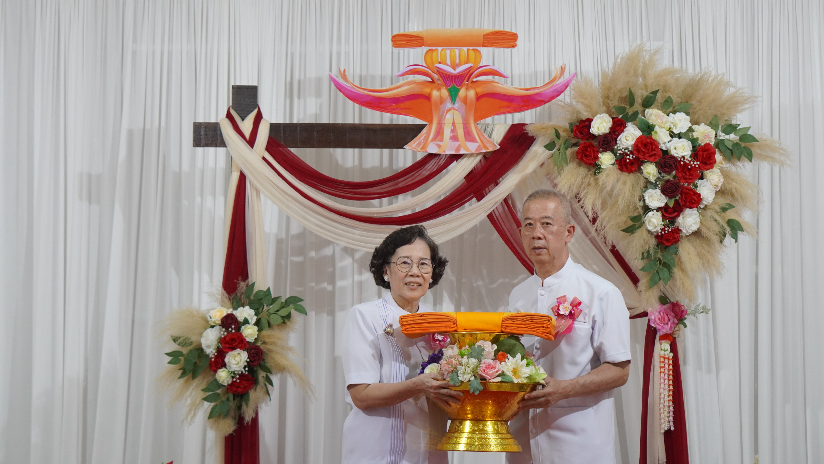 ภาพหมู่ถือพานถวายปัจจัยศูนย์ปฏิบัติธรรมจังหวัดตราด