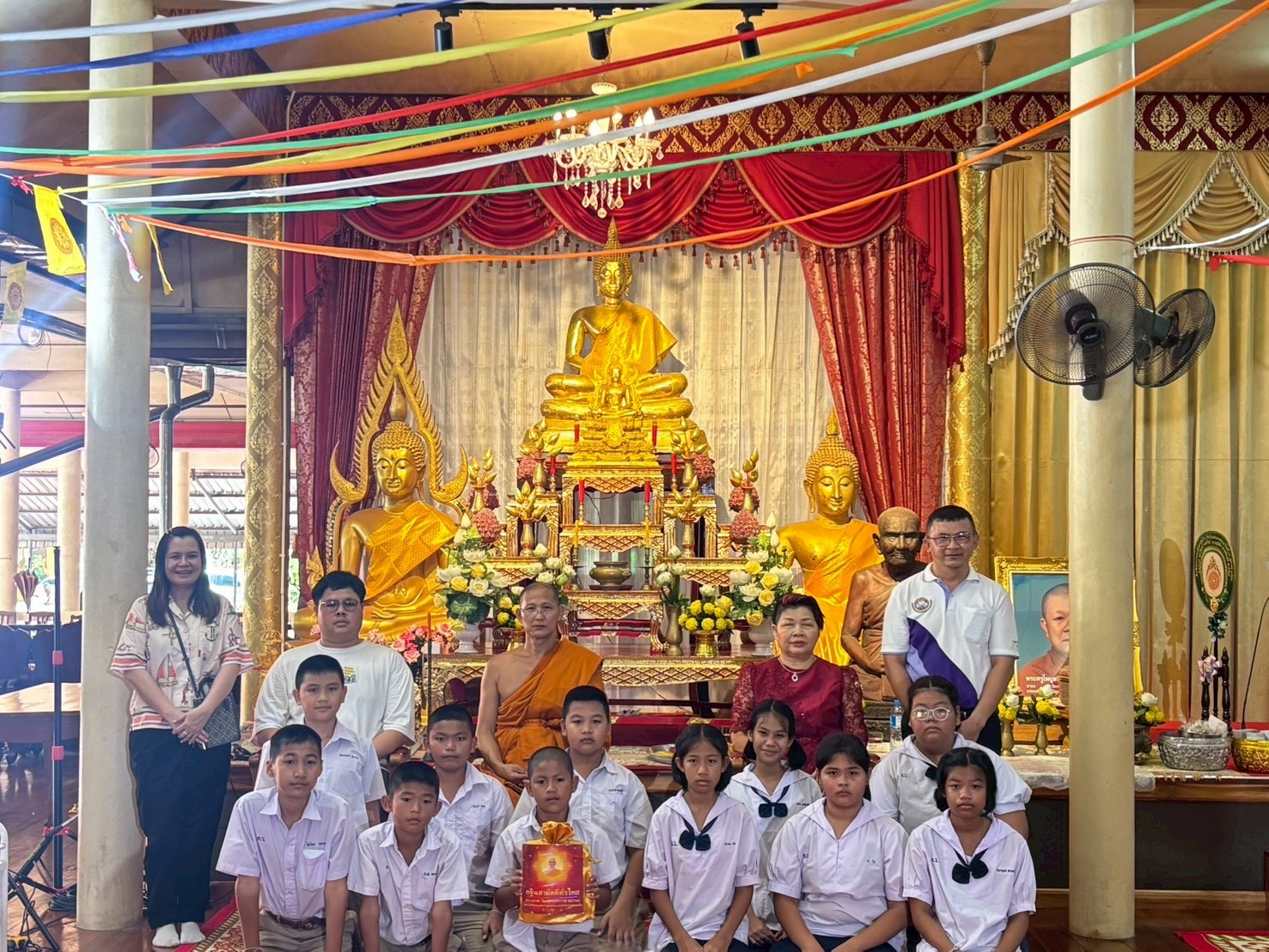 ภาพหมู่ถือพานถวายปัจจัยวัดเนินทราย