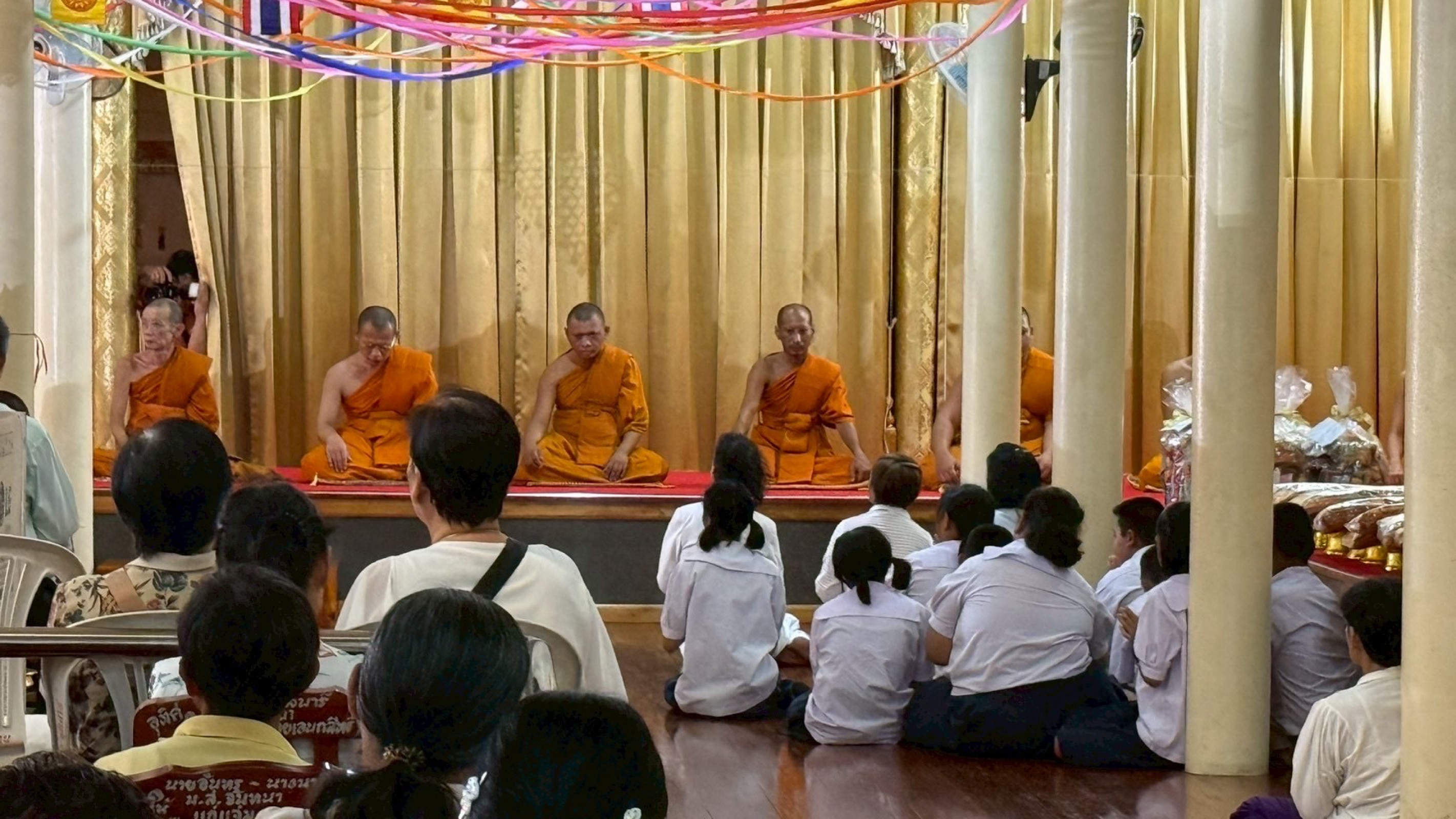 ภาพร่วมพิธีกรรมวัดเนินทราย