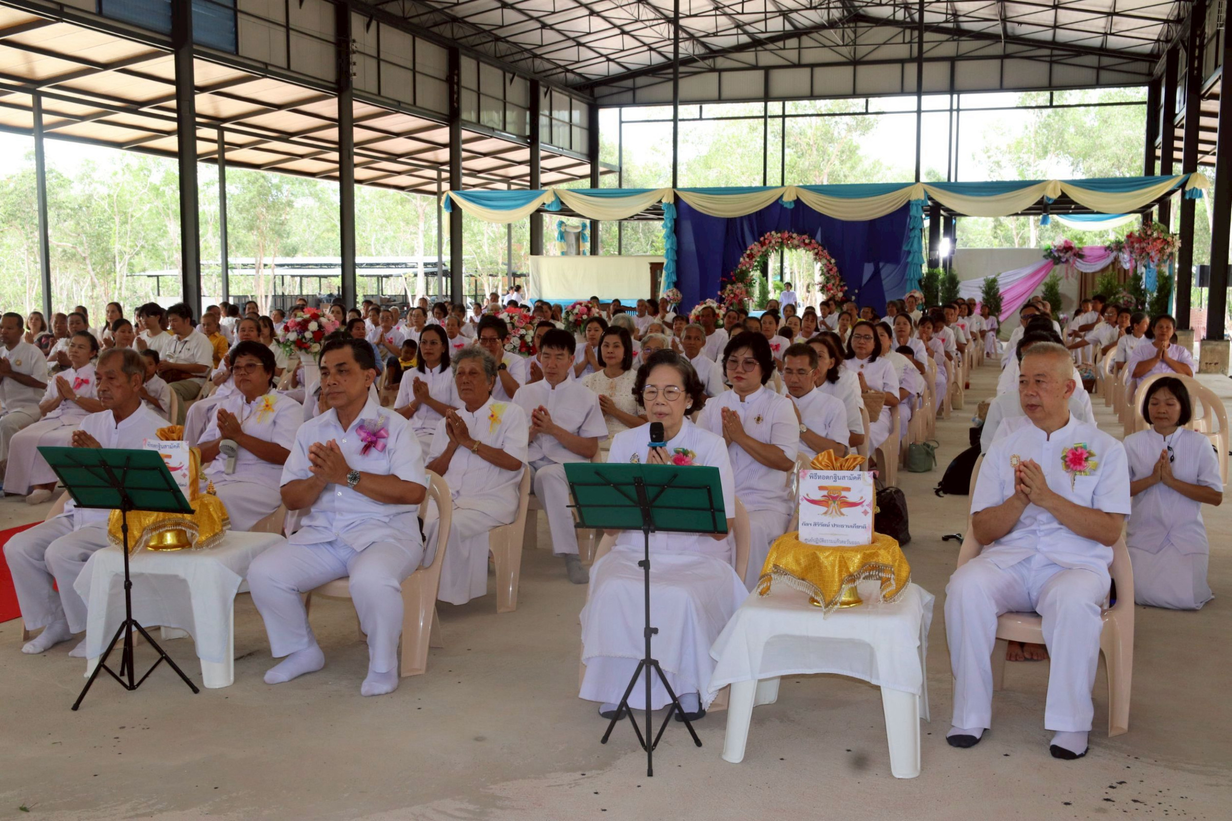 ภาพร่วมพิธีกรรมศูนย์ปฏิบัติธรรมแก้วตะวันออก