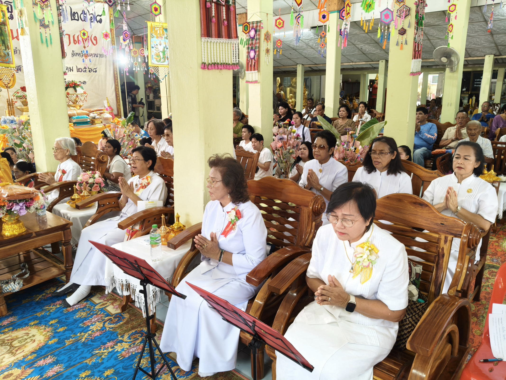 ภาพร่วมพิธีกรรมวัดเขาแดง