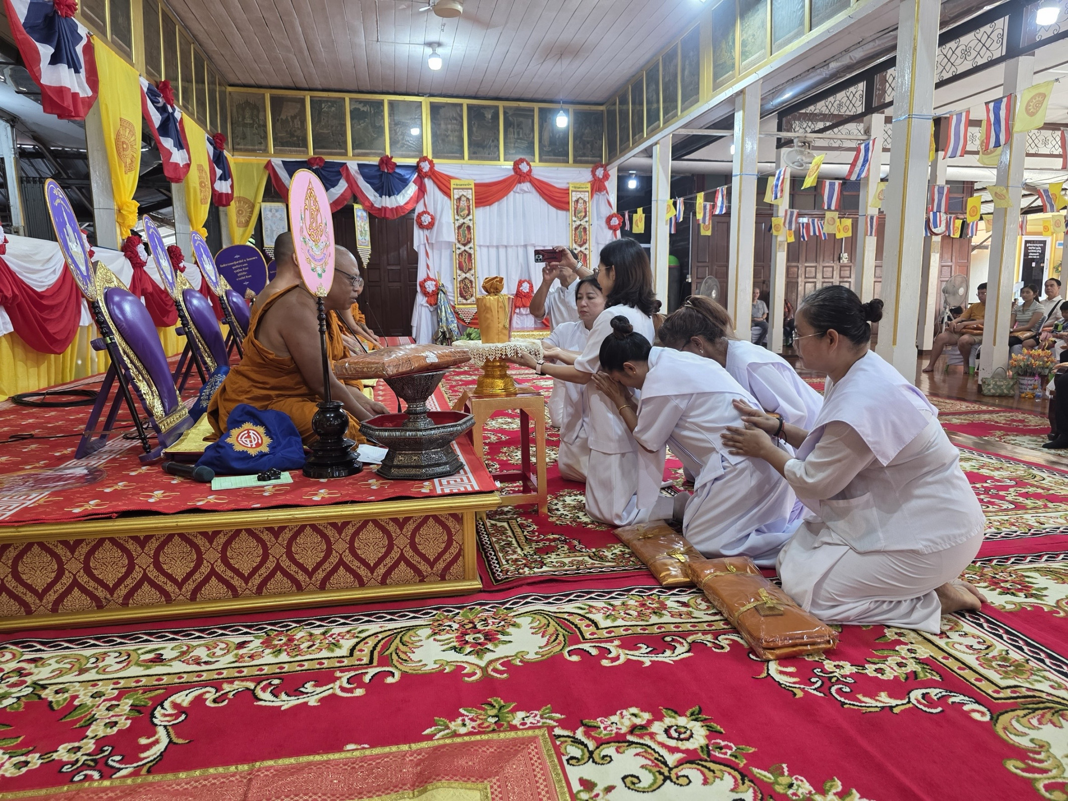 ภาพร่วมพิธีกรรมวัดทองหลาง