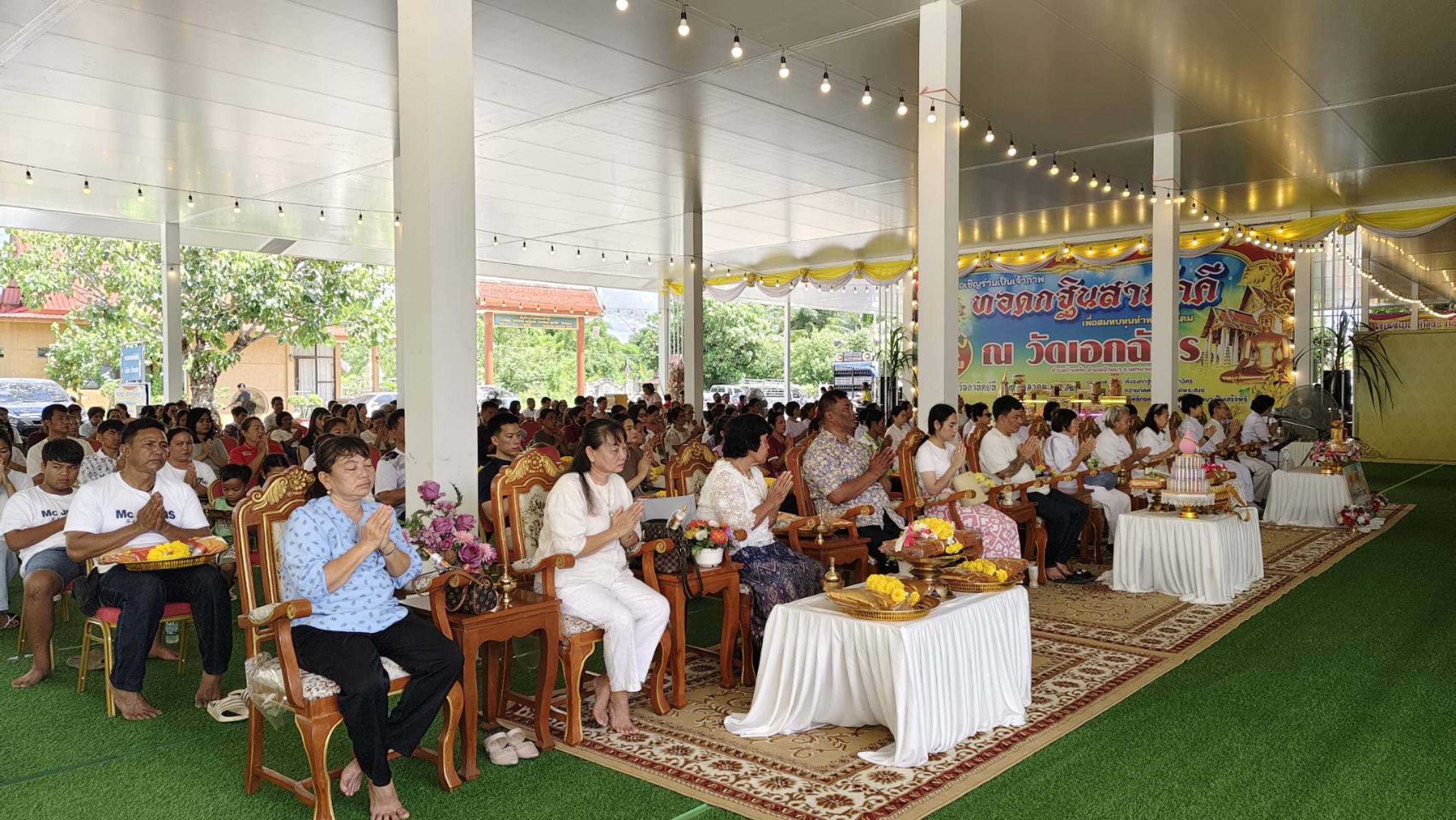 ภาพร่วมพิธีกรรมวัดเอกฉัตร