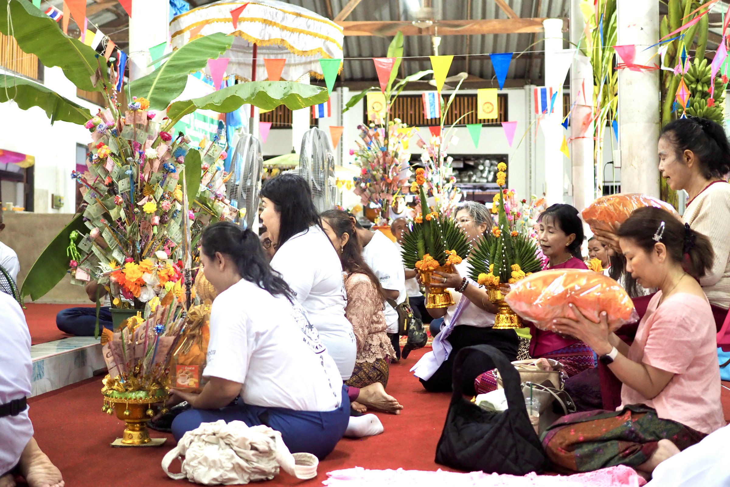 ภาพร่วมพิธีกรรมวัดเนินสูงสามัคคี
