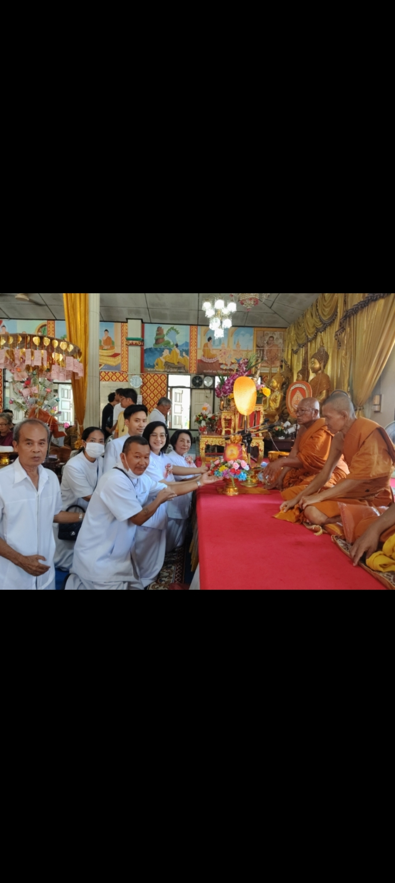 ภาพหมู่ถือพานถวายปัจจัยวัดทวีชลขันธ์