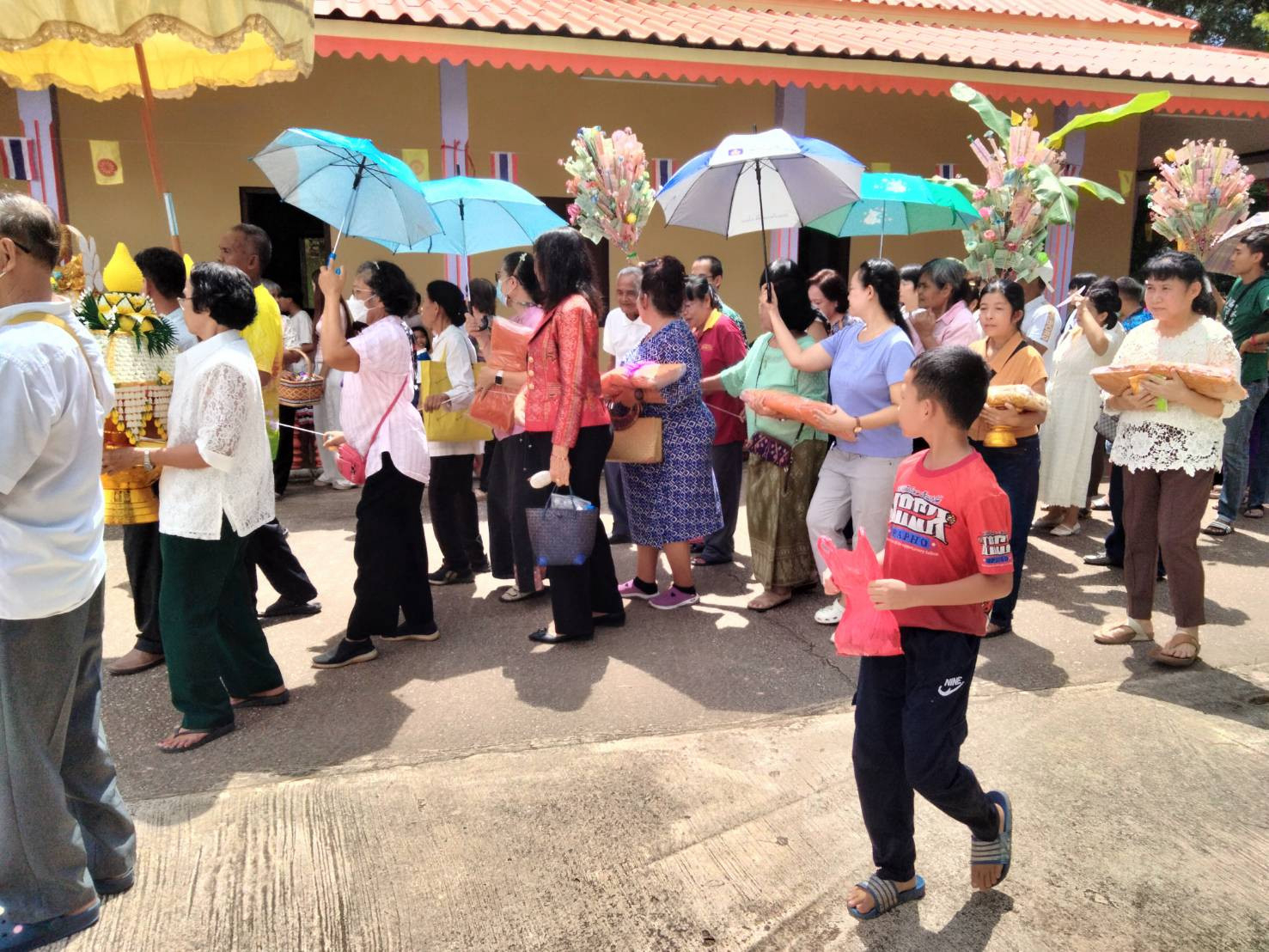ภาพร่วมพิธีกรรมวัดหาดสะแก