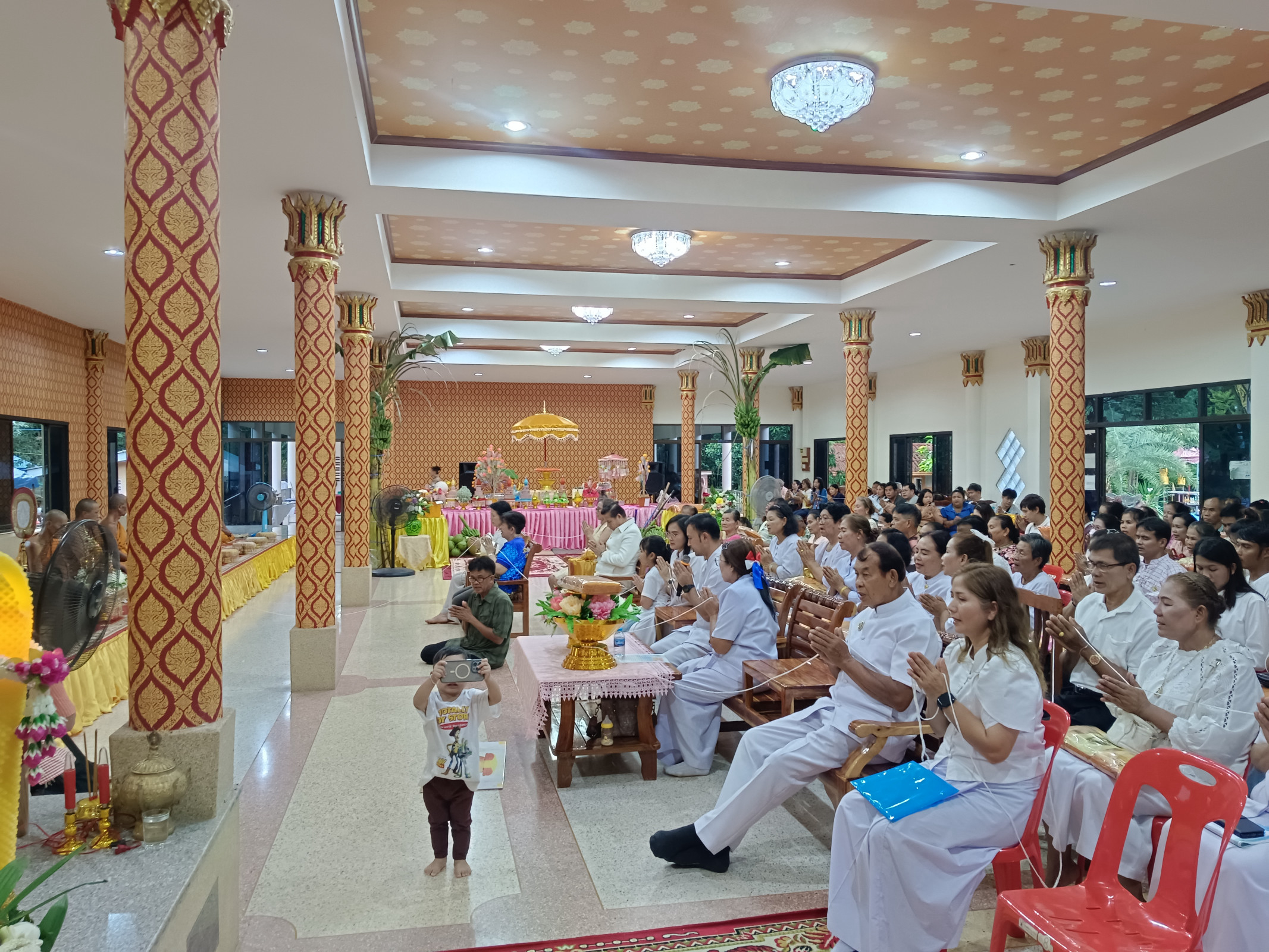 ภาพร่วมพิธีกรรมที่พักสงฆ์คลองฟันปลา